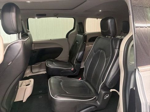 Used 2023 Chrysler Pacifica Limited FWD image 16