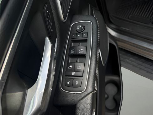 Used 2022 RAM 1500 Laramie AWD/4WD image 13