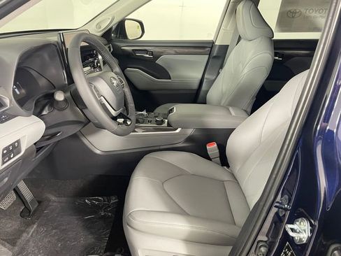 New 2026 Toyota Highlander Platinum AWD/4WD image 2