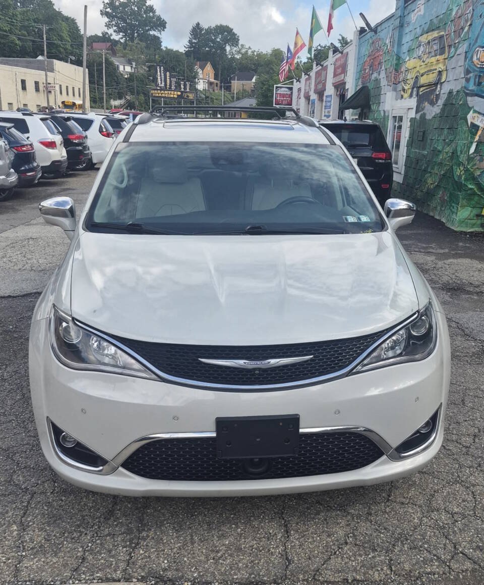 Used 2017 Chrysler Pacifica Limited w/ UConnect Theater Package FWD image 3
