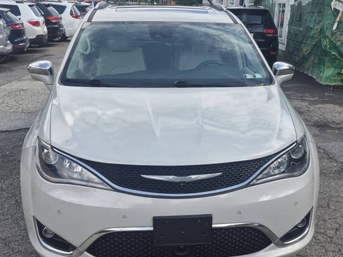 Used 2017 Chrysler Pacifica Limited w/ UConnect Theater Package FWD image 3