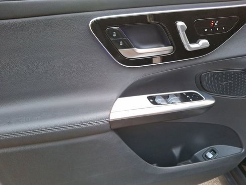 Used 2023 Mercedes-Benz GLC 300 4MATIC image 9
