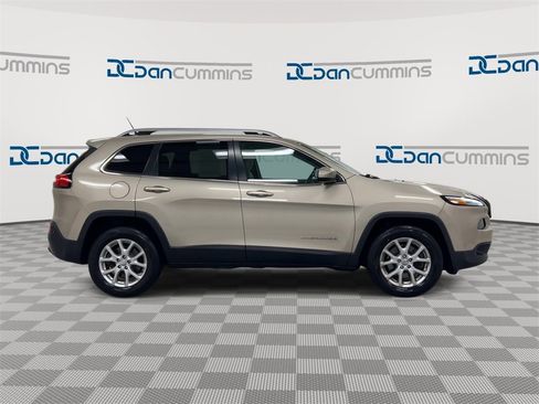Used 2015 Jeep Cherokee Latitude w/ Cold Weather Group image 9