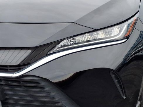 Used 2022 Toyota Venza LE image 8