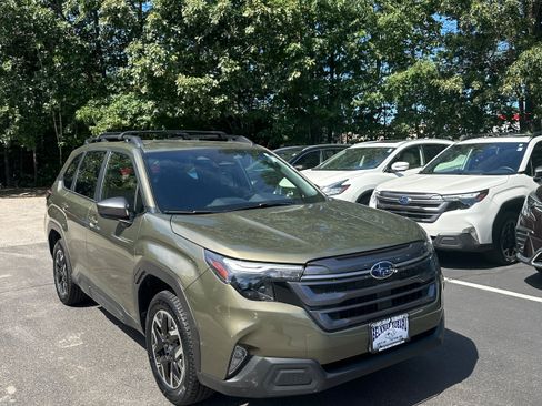 Used 2025 Subaru Forester Premium AWD/4WD image 3