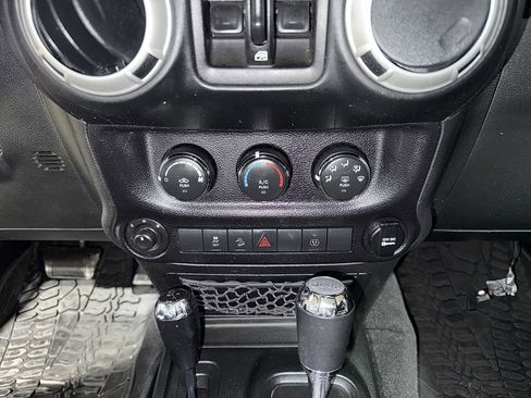 Used 2018 Jeep Wrangler Unlimited Sahara image 22