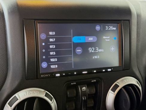 Used 2015 Jeep Wrangler Unlimited Rubicon w/ Connectivity Group AWD/4WD image 14
