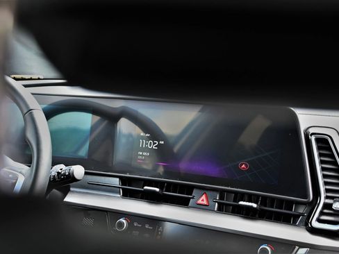 Used 2025 Kia Sportage EX w/ Premium Package image 18