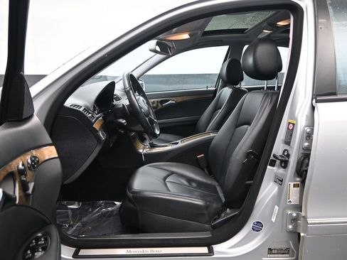 Used 2009 Mercedes-Benz E 350 4MATIC Sedan image 19