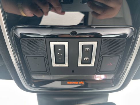 Used 2018 Land Rover Range Rover Velar R-Dynamic HSE image 31