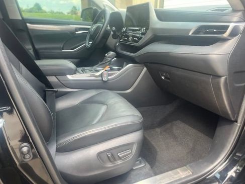 Used 2021 Toyota Highlander Platinum FWD image 16