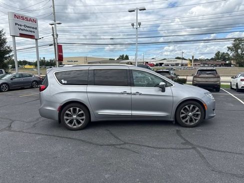 Used 2020 Chrysler Pacifica Limited w/ Tire & Wheel Group FWD image 8