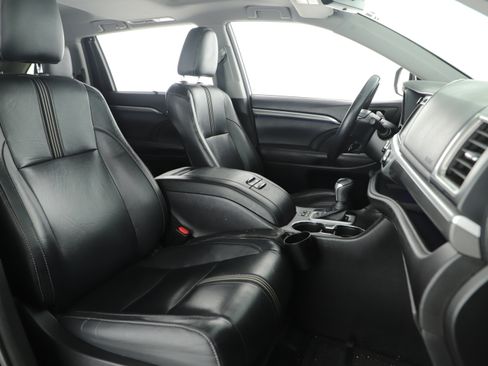 Used 2017 Toyota Highlander SE image 19