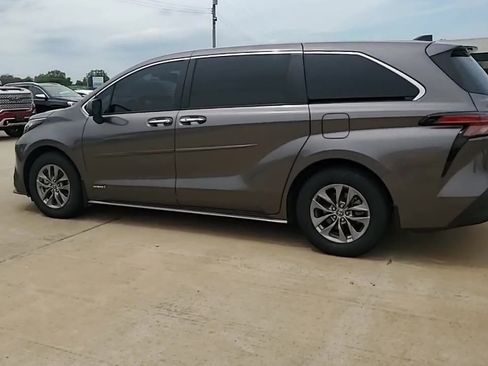 Used 2021 Toyota Sienna XLE AWD/4WD image 6