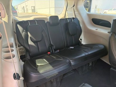 Used 2023 Chrysler Pacifica Touring-L FWD image 18