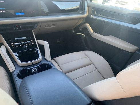 Used 2025 Porsche Cayenne AWD/4WD image 16