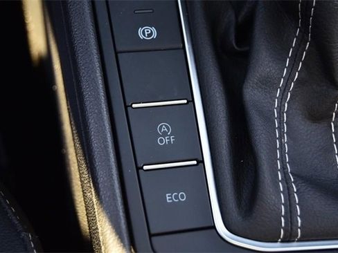 Certified 2025 Volkswagen Jetta SE w/ Sunroof Package image 18