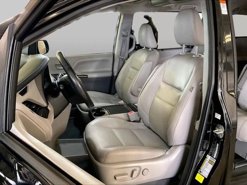 Used 2020 Toyota Sienna XLE FWD image 7