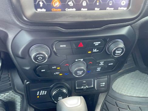 Used 2022 Jeep Renegade Latitude AWD/4WD image 16
