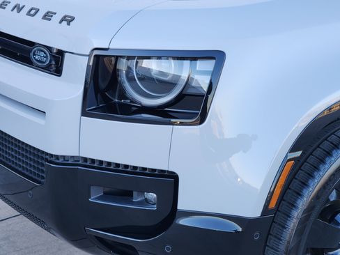 New 2026 Land Rover Defender 110 X-Dynamic SE image 9