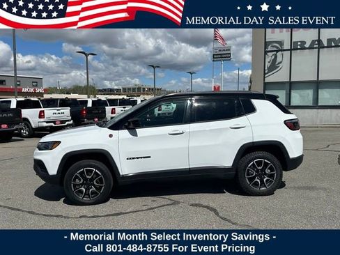 Used 2025 Jeep Compass Trailhawk AWD/4WD image 2