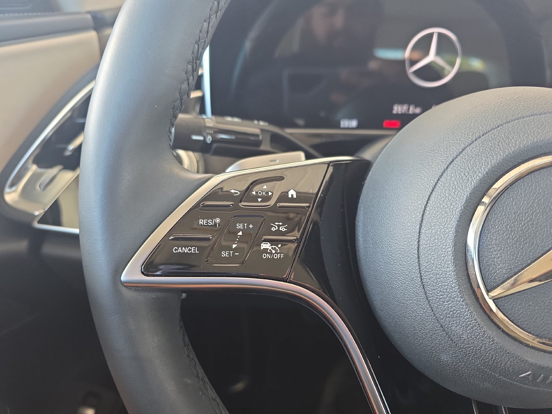 Used 2025 Mercedes-Benz E 350 4MATIC Sedan image 17