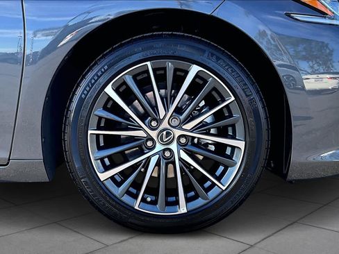 Used 2025 Lexus ES 350 w/ Premium Package image 10