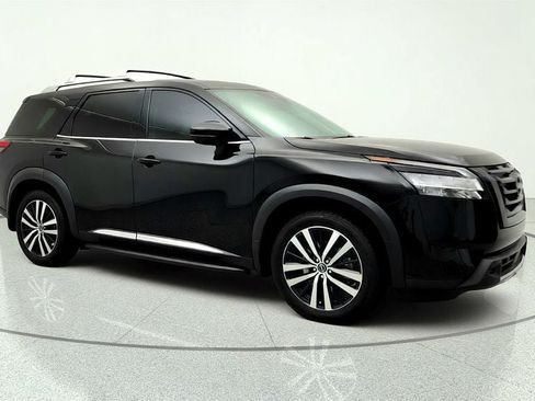 Used 2024 Nissan Pathfinder Platinum w/ Black Appearance Package AWD/4WD image 3