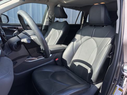 Used 2022 Toyota Highlander Limited AWD/4WD image 9