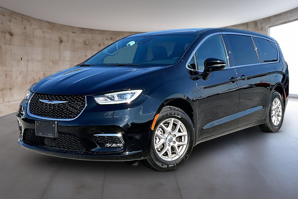 Used 2025 Chrysler Pacifica Select FWD image 13