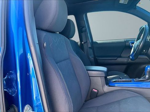 Used 2017 Toyota Tacoma TRD Sport w/ Premium & Technology Package AWD/4WD image 7