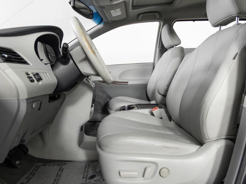 Used 2013 Toyota Sienna XLE image 15