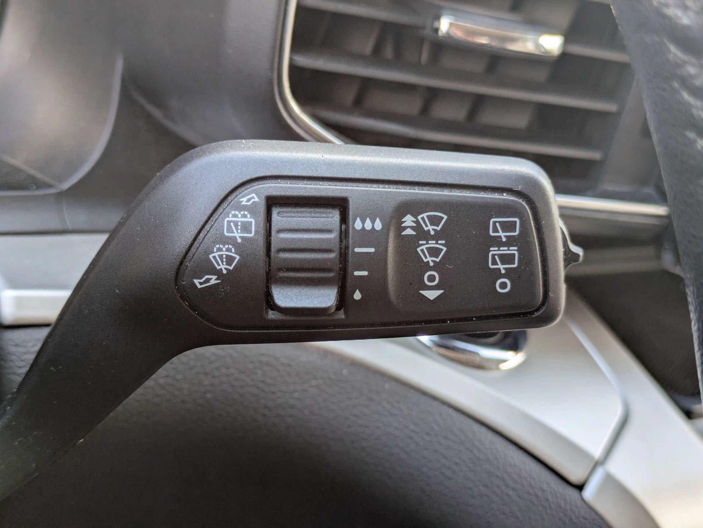 Used 2021 Ford Explorer XLT w/ Equipment Group 202A RWD image 20
