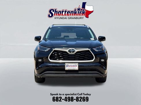 Used 2022 Toyota Highlander XLE FWD image 2