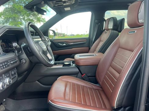 Used 2023 GMC Yukon XL Denali Ultimate w/ LPO, Floor Liner Package AWD/4WD image 4