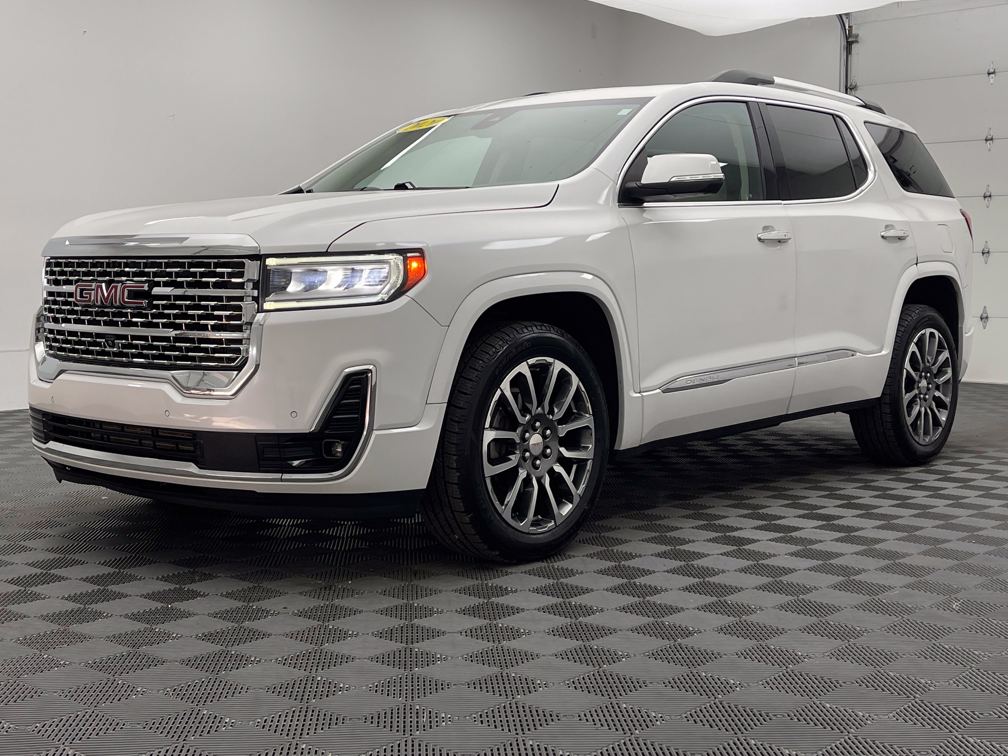 Used 2020 GMC Acadia Denali w/ Technology Package FWD image 2