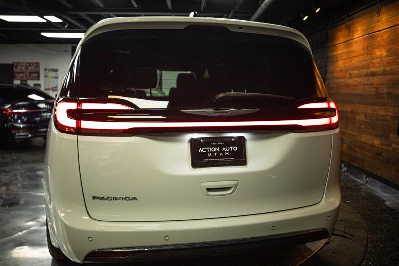Used 2025 Chrysler Pacifica Select FWD image 6