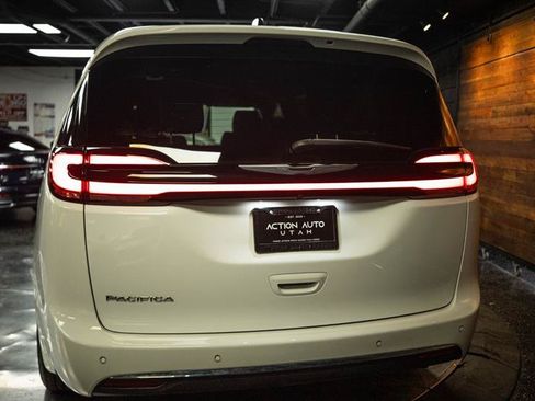 Used 2025 Chrysler Pacifica Select FWD image 6
