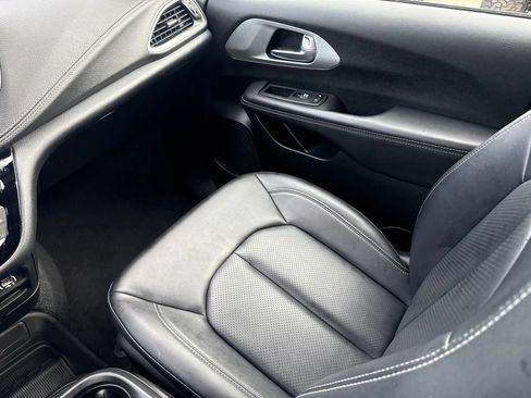 Used 2024 Chrysler Pacifica Limited FWD image 17