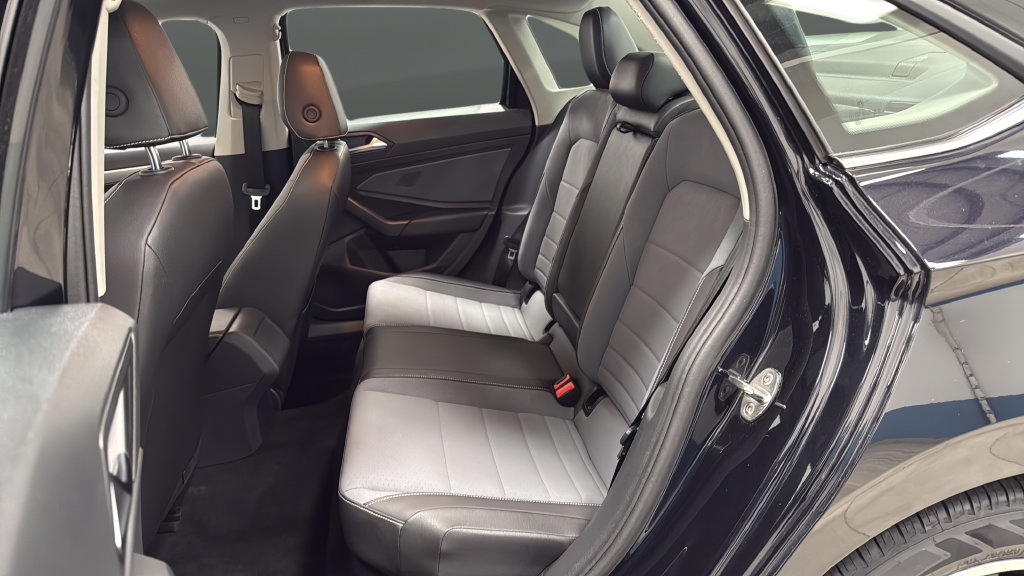 Used 2025 Volkswagen Jetta SE FWD image 23