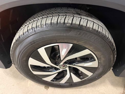 Certified 2025 Volkswagen Tiguan S image 8