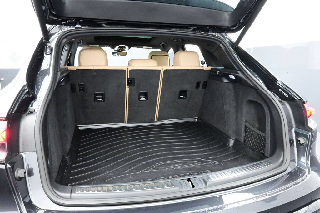 Certified 2022 Porsche Macan S AWD/4WD image 16