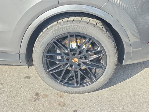 Used 2025 Porsche Cayenne image 11
