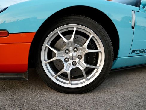 Used 2006 Ford GT RWD image 16