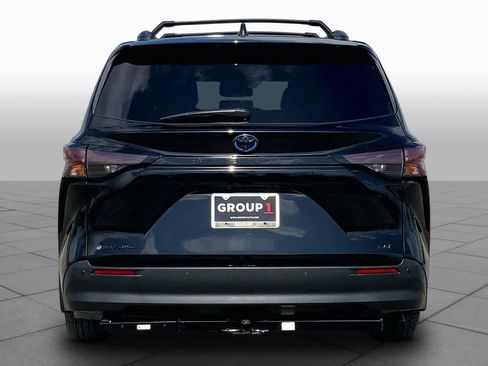 Used 2025 Toyota Sienna XLE Woodland Edition image 5