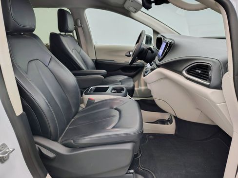 Used 2023 Chrysler Pacifica Touring-L image 14