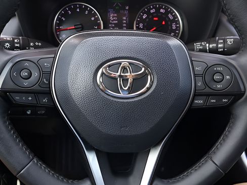Used 2021 Toyota RAV4 XLE Premium FWD image 22