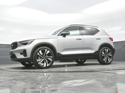 Used 2025 Volvo XC40 B5 Plus AWD/4WD image 23
