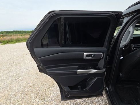 Used 2022 Ford Explorer XLT w/ Equipment Group 202A AWD/4WD image 12