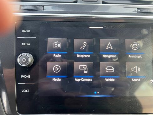 Used 2024 Volkswagen Tiguan SE w/ Panoramic Sunroof Package image 23